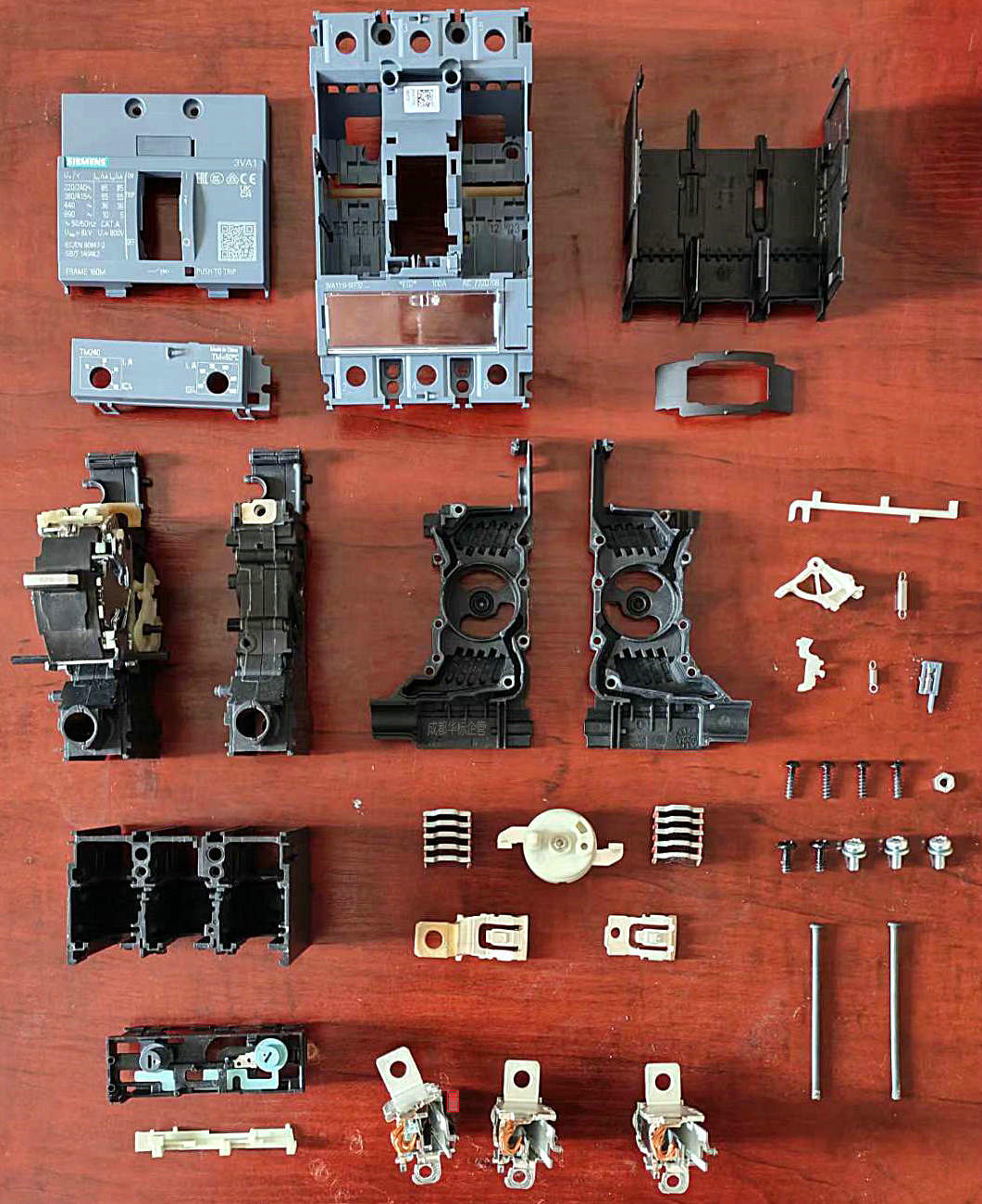 電氣拆解:西門子3VA1塑殼斷路器解剖